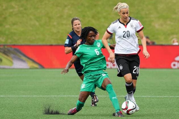 v.li.: Rita Akaffou (CIV), Lena Goeßling ( Lena Goessling , Deutschland), Zweikampf, Duell, duel, tackle, Dynamik, Action, Aktion, Fussball, FIFA Frauen-WM 2015, Deutschland - Elfenbeinküste, xozx