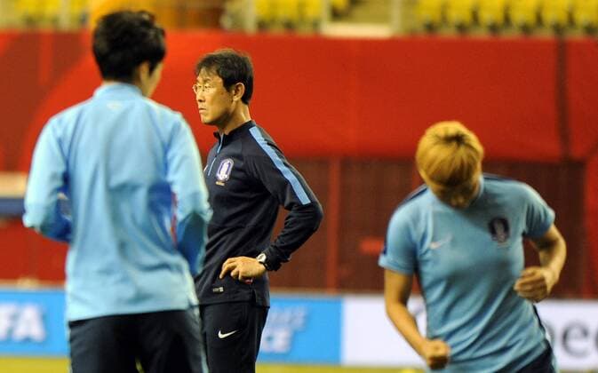 Aktuell Fußball, Damen, WM, Training und PK Nationalteam Südkorea - Montreal, Canada - South Korean coach Yoon Dukyeo during an official training in the FIFA Women s World Cup 2015 at the Olympic Stadium in Montreal, QC June08, 2015. Olympic Stadium in Montreal in the FIFA Women s World Cup 2015 group E with BRAZIL , Spain and Costa rica , Montreal Qc, Jun 08,2015. FIFA Womens World Cup Canada 2015 - ZUMAn230