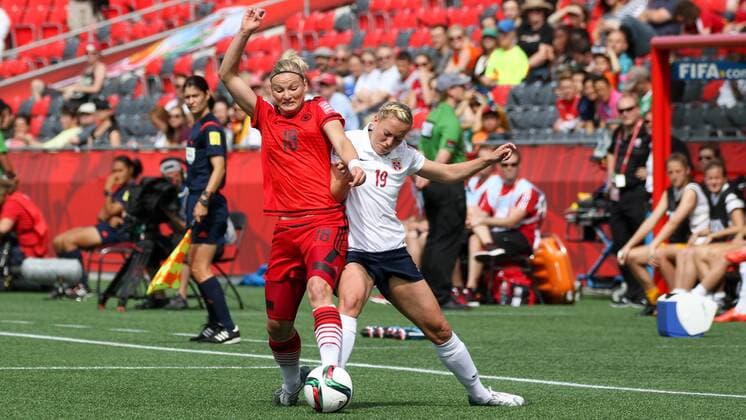 Aktuell Fußball, Damen WM in Kanada, Deutschland - Norwegen v.li.: Alexandra Popp (Deutschland), Kristine Minde (NOR), Zweikampf, Duell, duel, tackle, Dynamik, Action, Aktion, Fussball, FIFA Frauen-WM 2015, Deutschland - Norwegen, xozx