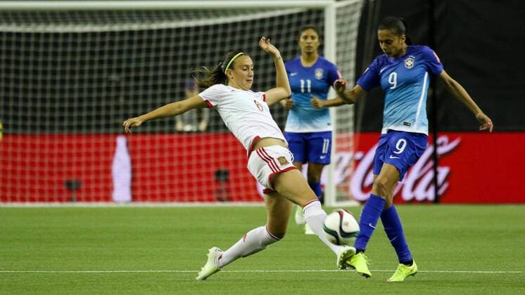 v.li.: Virginia Torrecilla (ESP), Andressa Alves (Brasilien), Zweikampf, Duell, duel, tackle, Dynamik, Action, Aktion, Fussball, FIFA Frauen-WM 2015, Brasilien - Spanien, xozx