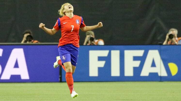 Jeon Gaeul (KOR) jubelt vor der FIFA Werbebande über ihr Tor zum 2:1, Jubel, Torjubel, Torerfolg, celebrate the goal, goal, celebration, Jubel ueber das Tor, optimistisch, Action, Aktion, Fussball, FIFA Frauen-WM 2015, Südkorea - Costa Rica, xozx