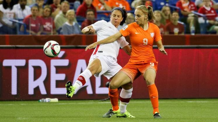 v.li.: Carmelina Moscato (CAN), Vivianne Miedema (NED), Zweikampf, Duell, duel, tackle, Dynamik, Action, Aktion, Fussball, FIFA Frauen-WM 2015, Niederlande - Kanada, xozx