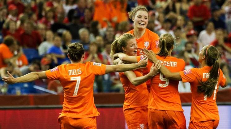 Spielerinnen der Niederlande bejubeln das späte Ausgleichstor zum 1:1, Jubel, Torjubel, Torerfolg, celebrate the goal, goal, celebration, Jubel ueber das Tor, optimistisch, Action, Aktion, Fussball, FIFA Frauen-WM 2015, Niederlande - Kanada, xozx