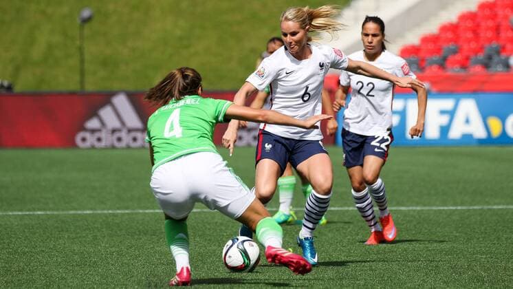 v.li.: Alina Garciamendez (Mexiko), Amandine Henry (Frankreich), Zweikampf, Duell, duel, tackle, Dynamik, Action, Aktion, Fussball, FIFA Frauen-WM 2015, Mexiko - Frankreich, xozx