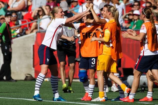 Amandine Henry (Frankreich) jubelt mit französischen Ersatzspielerinnen über ihr Tor zum 0:5, Jubel, Torjubel, Torerfolg, celebrate the goal, goal, celebration, Jubel ueber das Tor, optimistisch, Action, Aktion, Fussball, FIFA Frauen-WM 2015, Mexiko - Frankreich, xozx