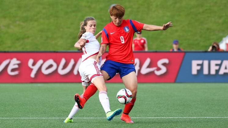 v.li.: Irene Paredes (ESP), Park Eunsun (KOR), Zweikampf, Duell, duel, tackle, Dynamik, Action, Aktion, Fussball, FIFA Frauen-WM 2015, , xozx