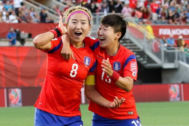 v.li.: Torschützin Cho Sohyun (KOR) und Kwon Hahnul (KOR) jubeln über das Tor zum 1:1 Ausgleich, Jubel, Torjubel, Torerfolg, celebrate the goal, goal, celebration, Jubel ueber das Tor, optimistisch, Action, Aktion, Fussball, FIFA Frauen-WM 2015, Südkorea - Spanien, xozx
