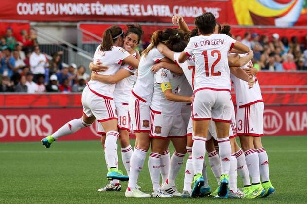 Spanische Spielerinnen jubeln über das Tor zum 0:1, Jubel, Torjubel, Torerfolg, celebrate the goal, goal, celebration, Jubel ueber das Tor, optimistisch, Action, Aktion, Fussball, FIFA Frauen-WM 2015, , xozx