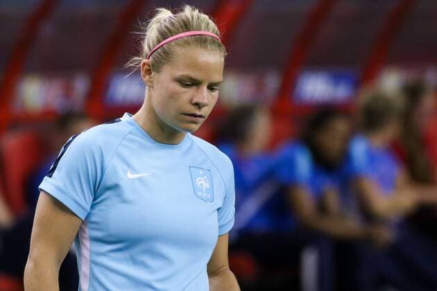 Aktuell Fußball, Damen WM in Kanada, Nationalteam Frankreich Abschlusstraining Eugenie Le Sommer (Frankreich), enttäuscht schauend, Enttäuschung, Frustration, disappointed, pessimistisch, beim Abschlusstraining vor dem Viertelfinale zwischen Deutschland und Frankreich, Fussball, FIFA Frauen-WM 2015, Abschlusstraining im Stadion, xozx