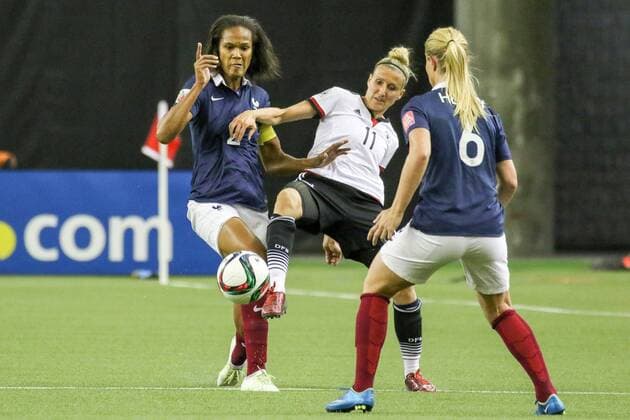 v.li.: Wendie Renard (Frankreich), Anja Mittag (Deutschland), Amandine Henry (Frankreich), Zweikampf, Duell, duel, tackle, Dynamik, Action, Aktion, Fussball, FIFA Frauen-WM 2015, Deutschland - Frankreich, xozx