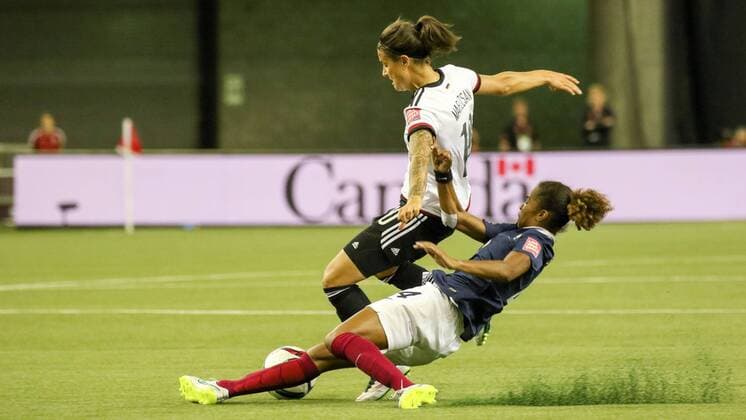 v.li.: Dzsenifer Marozsan (Deutschland), Laura Georges (Frankreich), Zweikampf, Duell, duel, tackle, Dynamik, Action, Aktion, Fussball, FIFA Frauen-WM 2015, Deutschland - Frankreich, xozx