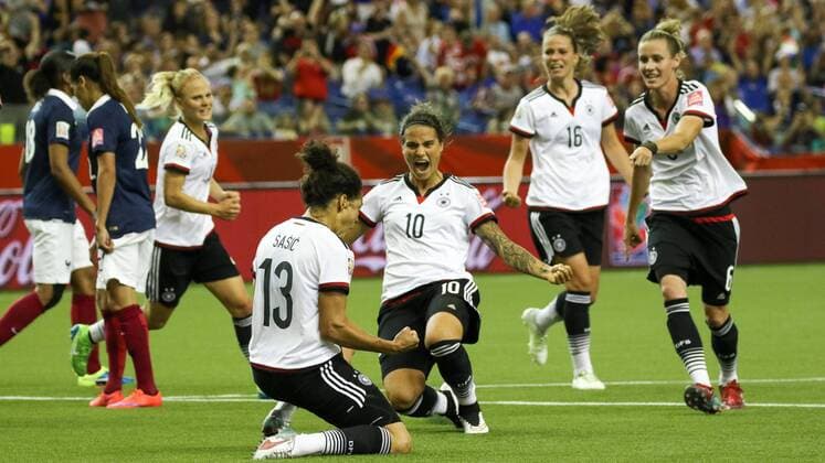v.li.: Torjubel mit Torschützin Celia Sasic (Deutschland, 13) über das Elfmetertor zum 1:1, Jubel, Torjubel, Torerfolg, celebrate the goal, goal, celebration, Jubel ueber das Tor, optimistisch, Action, Aktion, Fussball, FIFA Frauen-WM 2015, Deutschland - Frankreich, xozx