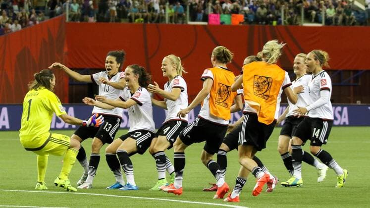 Nach dem gehaltenen Elfmeter im Elfmeterschießen lässt sich Nadine Angerer (Torwart, Deutschland) von ihren Mitspielerinnen feiern, Jubel, optimistisch, Action, Aktion, Sieg, gewonnen, Fussball, FIFA Frauen-WM 2015, Deutschland - Frankreich, xozx
