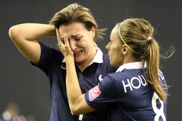 Claire Lavogez (Frankreich), die im Elfmeterschießen den entscheidenden Elfmeter verschoss, muss von Jessica Houara (Frankreich) getröstet werden, enttäuscht schauend, Enttäuschung, Frustration, disappointed, pessimistisch, Fussball, FIFA Frauen-WM 2015, Deutschland - Frankreich, xozx