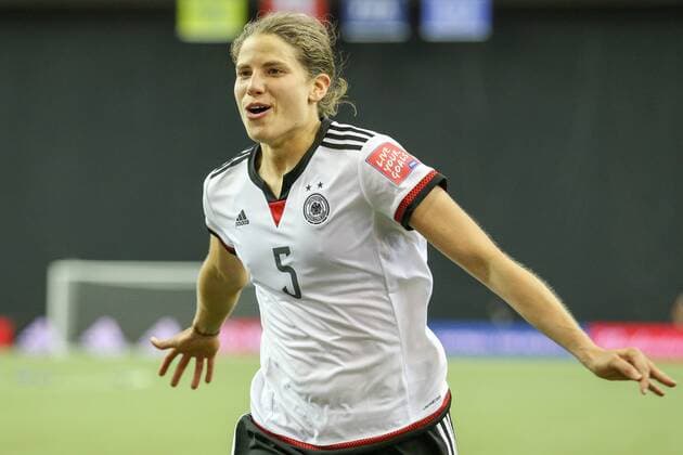 Annike Krahn (Deutschland) freut sich ausgelassen und mit Gänsehaut über den Sieg, Jubel, jubeln, Freude, freundlich, fröhlich, strahlend, optimistisch, Fussball, FIFA Frauen-WM 2015, Deutschland - Frankreich, xozx