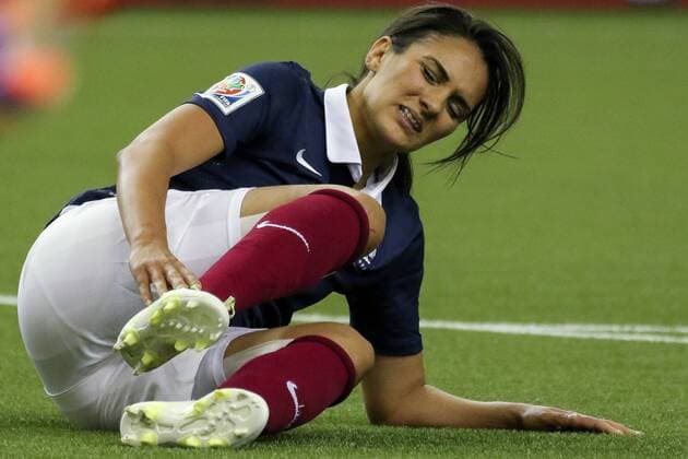 Louisa Necib (Frankreich), am Boden, verletzt, hat Schmerzen, enttäuscht schauend, Enttäuschung, Frustration, disappointed, pessimistisch, Fussball, FIFA Frauen-WM 2015, Deutschland - Frankreich, xozx
