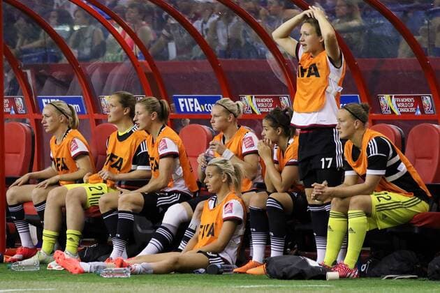 v.li.: Pauline Bremer, Laura Benkarth, Bianca Schmidt, Alexandra Popp, Lena Goeßling , Lena Lotzen, Josephine Henning und Almuth Schult fiebern auf der Ersatzbank mit, Ersatzspielerinnen, Fussball, FIFA Frauen-WM 2015, Deutschland - Frankreich, xozx