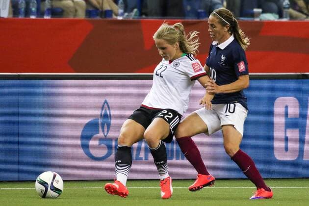 v.li.: Tabea Kemme (Deutschland), Camille Abily (Frankreich), Zweikampf, Duell, duel, tackle, Dynamik, Action, Aktion, Fussball, FIFA Frauen-WM 2015, Deutschland - Frankreich, xozx