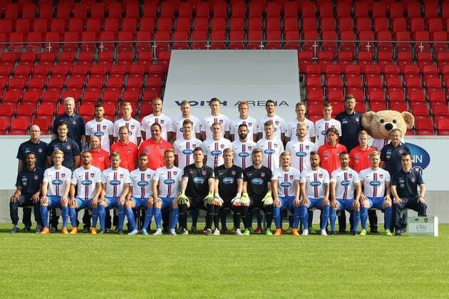 Heidenheim Hintere Reihe von links: Zeugwart Alfred Gawenda, Dave Gnaase, Tim Skarke, Timo Beermann, Robert Leipertz, Daniel Frahn, Julius Reinhardt, Norman Theuerkauf, Arne Feick, Dominik Widemann, Physiotherapeut Marc Weiss Maskottchen Paule, Mittlere Reihe von links: Mannschaftsarzt Dr. Mathias Frey, Physiotherapeut Johannes Geßler, Leiter HARTMANN Nachwuchsleistungszentrum Bernhard Raab, Co-Trainer Alexander Raaf, Cheftrainer Frank Schmidt, Mathias Wittek, Kevin Kraus, Adriano Grimaldi, Tim Göhlert, Sebastian Griesbeck, Torwarttrainer Bernd Weng, Athletiktrainer Robert Wohlrab, Mannschaftsarzt Dr. Rudi Erben Vordere Reihe von links: Physiotherapeuth Said Lakhal, Ben Halloran, Smail Morabit, Maurizio Scioscia, Kevin Njie, Marc Schnatterer, Kevin Müller, Jan Zimmermann, Sven Ullrich, Marcel Titsch-Rivero, Sebastian Heidinger, Robert Strauß, Andreas Voglsammer, Teamkoordinator Thomas Rohmer 1.FC Heidenheim, Portraettermin 2015 2016, Mannschaftsfoto, Fussball, 2.Bundesliga, 03.07.2015