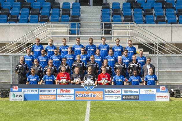Aktuell Fußball, 2. BL, SC Paderborn 07 Porträttermin Paderborn, Deutschland 03. Juli 2015: Mannschaftsfoto 15 16 - SC Paderborn 07 1. Reihe (vorne), v.l. Marcel Ndjeng, Daniel Brückner Brueckner, Tirwart Daniel Heuer Fernandes, Torwart Jonas Brammen, Torwart Lukas Kruse, Torwart Alexander Nübel Nuebel, Marc Vucinovic, Mirnes Pepic, Khaled Narey 2. Reihe, v.l. Mannschaftsarzt Dr. Hans Walter Hemmen, Mannschaftsarzt Dr. Thomas Tessarek, Betreuer Michael Heppner, Physiotherapeut Joerg Liebeck, Physiotherapeut Hendrik Lange, Torwarttrainer Nico Burchert, Co-Trainer Asif Saric, Co-Trainer Rob Reekers, Cheftrainer Markus Gellhaus, Geschaeftsfuehrer Michael Born 3. Reihe, v.l. Rafa Lopez, Mahir Saglik, Süleyman Sueleyman Koc, Sebastian Schonlau, Florian Ruck, Michael Heinloth, Marvin Bakalorz, Moritz Stoppelkamp, Idir Ouali 4. Reihe, v.l. Rick ten Voorde, Florian Hartherz, Uwe Hünemeier Huenemeier, Nick Proschwitz, Niklas Hoheneder, Thomas Bertels, Srdjan Lakic, Mark Brasnic rp