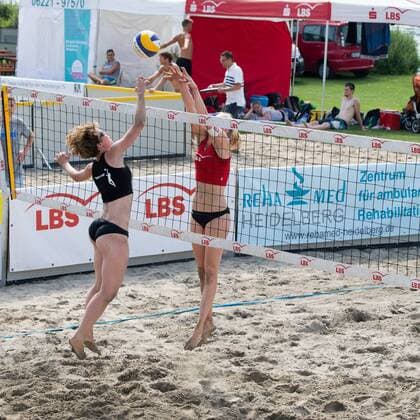 Heidelberg Eva-Maria Preuss (Team Preuss Friedrich, TSG Rohrbach) im Angriff gegen Leonie Welsch (Team Arnholdt Welsch, TV Rottenburg) LBS Cup Beachvolleyball A-Top Turnier Damen und Herren in Heidelberg, 4. 5.07.2015 Beachvolleyball, Neckarwiese, LBS Cup, A-Top, A+, Volleyball, Beach, Sand, Sommer, Heidelberg, Heidelberger TV Copyright: Wuechnerx xEibner-Pressefoto EP_nwr