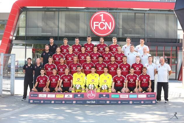 06.07.2015 - Fussball - 2. Fussball-Bundesliga - Saison 2015 2016 - 1. FC Nürnberg Nuernberg FCN - Fototermin Fotoshooting Mannschaftsfoto Mannschaftsbild Mannschaft Kader - JüRa - Obere Reihe von links: Torwart-Trainer Daniel Klewer, Niklas Stark, Even Hovland, Stefan Kutschke, Dave Bulthuis, Niclas Füllkrug, Physiotherapeut Sascha Rurainski, Physiotherapeut Milan Gubov 2. Reihe von links: Athletik- und Reha-Trainer Tobias Dippert, Robert Koch, Philipp Hercher, Mariusz Stepinski, Kevin Möhwald, Jürgen Mössmer, Jan Polak, Physiotherapeut Markus Zeyer, Team-Arzt PD Dr. Matthias Brem 3. Reihe von links: Chef-Trainer Rene Weiler, Co-Trainer Manuel Klökler, Tobias Pachonik, Rurik Gislason, Ondrej Petrak, Hanno Behrens, Özgür Özdemir, Guido Burgstaller, Danny Blum, Sebastian Kerk, Zeugwart Marko Riegel, Zeugwart Günter Vogt Untere Reihe von links: Tim Leibold, Alessandro Schöpf, Willi Evseev, Thorsten Kirschbaum, Raphael Schäfer, Patrick Rakovsky, Cedric Teuchert, Laszlo Sepsi, Jakub Sylvestr