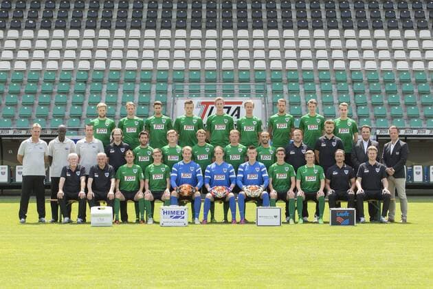 Muenster, Deutschland 07. Juli 2015: Mannschaftsfoto 15 16 - SC Preussen Muenster 1. Reihe v.l. Betreuer Norbert Bussmann, Betreuer Juergen Keseberg, Amaury Bischoff (10 SC Preussen Muenster), Charles Elie Laprevotte (26 SC Preussen Muenster), Torwart Maximilian Schulze-Niehues (35 SC Preussen Muenster, Torwart Niklas Lomb (1 SC Preussen Muenster), Torwart Marco Aulbach (22 SC Preussen Muenster), Lennart Stoll (18 SC Preussen Muenster) , Marcus Piossek (7 SC Preussen Muenster), Mannschaftsarzt Dr. med. Cornelius Mueller-Rensmann, Mannschaftsarzt Dr. med. Tim Hartwig 2. Reihe v.l. Trainer Ralf Loose (SC Preussen Muenster), Co-Trainer Babacar NâÄ™Diaye (SC Preussen Muenster), Torwarttrainer Carsten Nulle (SC Preussen Muenster), ??, Mehmet Kara (27 SC Preussen Muenster) , Felix Müller Mueller (3 SC Preussen Muenster), Benjamin Schwarz (23 SC Preussen Muenster), Kevin Schöneberg Schoeneberg (6 SC Preussen Muenster), Abdenour Amachaibou (11 SC Preussen Muenster), Physiotherapeut Matthias Haase, Physiotherapeut Dennis Morschel, Scout Harald Menzel (SC Preussen Muenster), Sportvorstand Carsten Gockel (SC Preussen Muenster) 3. Reihe v.l. Björn Bjoern Kopplin (13 SC Preussen Muenster), Marc Heitmeier (8 SC Preussen Muenster), Philipp Hoffmann (20 SC Preussen Muenster), Lion Schweers (25 SC Preussen Muenster), Rogier Krohne (19 SC Preussen Muenster), Marco Pischorn (24 SC Preussen Muenster), Marcel Reichwein (9 SC Preussen Muenster), Danilo Wiebe (21 SC Preussen Muenster), Jesse Weissenfeld (14 SC Preussen Muenster) rp