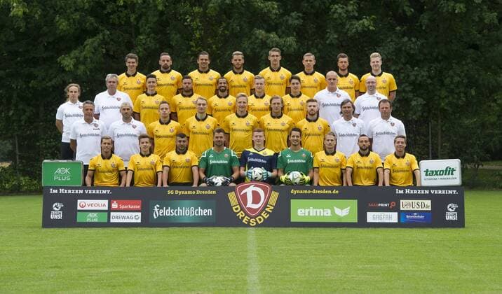 Fussball, 3. Liga, Saison 2015 2016, SG Dynamo Dresden, Mannschaftsfoto, Donnerstag (09.07.2015). Hintere Reihe von links: Jim-Patrick Müller (16), Giuliano Modica (4), Pascal Testroet (37), Justin Eilers (11), Robert Andrich (31), Johann Weiß (35), Quirin Moll (21), Robin Fluß (29). 2.Reihe von oben von links: Physiotherapeut Tobias Lange, Zeugwart Maik Hebenstreit, Niklas Landgraf (28), Niklas Kreuzer (7), Nils Teixeira (8), Marvin Stefaniak (34), Tom Hagemann (38), Physiotherapeut Martin Bar, Physiotherapeut Arndt Pröhl. 3.Reihe von oben von links: Cheftrainer Uwe Neuhaus, Co-Trainer Peter Németh, Jannik Müller (18), Tim Väyrynen (9), Marco Hartmann (6), Michael Hefele (5), Mathias Fetsch (19), Co-Trainer Matthias Lust, Torwarttrainer Brano Arsenovic. Untere Reihe von links: Sinan Tekerci (22), Niklas Hauptmann (36), Aias Aosman (15), Patrick Wiegers (24), Markus Schubert (33), Janis Blaswich (1), Luca Dürholtz (10), Fabian Müller (20), Andreas âÄžLumpiâÄœ Lambertz (17)
