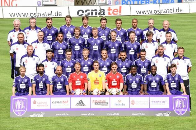 Osnabrueck, Deutschland 10. Juli 2015: Porträttermin 2015 2016 - VfL Osnabrück VfL Osnabrueck OFFIZIELLES MANNSCHAFTSFOTO SAISON 2015 2016 VFL OSNABRÜCK 4. Reihe v.l.n.r.: Manfred Glüsenkamp (Psychologe), Dr. Thomas Herzig (Mannschaftsarzt), Simon Tüting, Tobias Willers, Davide Grassi, Nicolas Feldhahn, Alexander Dercho, David Pisot, Dr. Clemens Kruse (Mannschaftarzt), Dr. Werner Wilm (Mannschaftsarzt) 3. Reihe v.l.n.r.: Mario Richter (Zeugwart), Björn Ernst (Osteopath), Halil Savran, Nicolas Eiter, Maik Odenthal, Christian Groß, Michael Hohnstedt, Günter Schröder (Physiotherapeut), Lennart Bartling (Physiotherapeut) 2. Reihe v.l.n.r.: Maik Walpurgis (Chef-Trainer), Ovid Hajou (Co-Trainer), Pascal Richter, Kim Falkenberg, Stephan Thee, Marcos Alvarez, Massimo Ornatelli, Rolf Meyer (Co- Torwart-Trainer), Henrik Frach (Athletiktrainer) 1. Reihe v.l.n.r.: Tom Christian Merkens, Deniz Taskesen, Sofien Chahed, Marvin Schwäbe, Frank Lehmann, Bernd Düker, Francky Sembolo, Addy-Waku Menga, Marcel Kandziora st