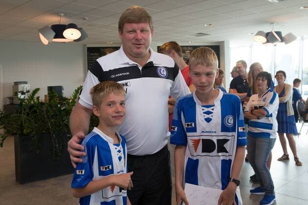 - GENT, BELGIUM: Gent s head coach Hein Vanhaezebrouck poses with young fans during the fan day of Belgian first league soccer team KAA Gent, Saturday 11 July 2015, in Gent. KURTxDESPLENTER x04662143x