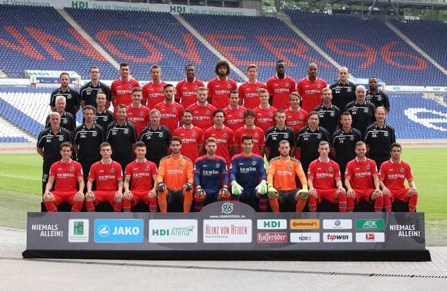 13.07.2015, Hannover Fussball, Fußball, Bundesliga Saison 2015-2016, Hannover 96, HDI Arena, 1.Reihe (L-R): Oliver Sorg, Tim Dierßen, Vladimir Rankovic, Torwart Samuel Radlinger, Torwart Ron-Robert Zieler, Torwart Philipp Tschauner, Torwart Timo Königsmann, Mike-Steven Bähre, Maurice Hirsch und Manuel Schmiedebach 2.Reihe (L-R): Trainer Michael Frontzeck, Co-Trainer Jan-Moritz Lichte, Co-Trainer Christoph Dabrowski, Torwarttrainer Jörg Sievers, Christian Schulz, Leon Andreasen, Hiroki Sakai, Physio Patrick Borchers, Physio Steffen Gniesmer, Physio Jens Vergers und Physio Ralf Blume 3.Reihe (L-R): Athletiktrainer Edward Kowalczuk, Athletiktrainer Timo Rosenberg, Valmir Sulejmani, Kenan Karaman, Andre Hoffmann, Edgar Prib, Sebastian Ernst, Niklas Teichgräber, Mannschaftsarzt Dr. Felix Hessel und Mannschaftsarzt Prof. Dr. Axel Partenheimer 4.Reihe (L-R): Videoanalyst Lars Barlemann, Teammanager Dominic Prinz, Ceyhun Gülselam, Artur Sobiech, Marcelo, Felipe, Waldemar Anton, Salif Sane, Charlison Benschop, Zeugwart Benjamin Hauptmann und Zeugwart Raymond Saka