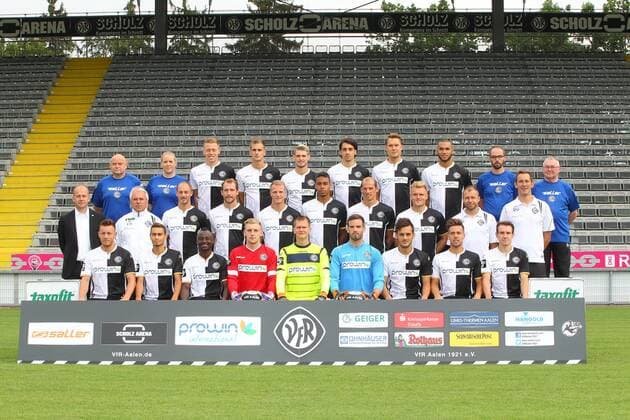 Aktuell Fußball, 3. Liga, VfR Aalen Porträttermin Aalen Reihe vorn von Links nach Rechts, Michael Klauss, Alexandros Kartalis, Randy Edwini- Bonsu, Marcel Knauss, Daniel Bernhard, Oliver Schnitzler, Dren Hodja, Maximilian Welzmueller, Nico Zahner. Reihe Mitte von Links nach Rechts, Geschaeftsfuehrer Markus Thiele, Trainer Peter Vollmann, Matthias Morys, Sebastian Neumann, Steffen Kienle, Ruben Reisig, Oliver Barth, Thorsten Schulz, Co Trainer Christian Gmuender, Torwarttrainer Timo Reus. Reihe Hinten von Links nach Rechts , Masseur Achim Haegele, Physiotheraputin Kathrin Heisig, Fabian Menig, Dominick Drexler, Dennis Chessa, Markus Schwabl, Robert Mueller, Dwayn Holter, Betreuer Bastian Noth, Betreuer Guenther Hammer. VfR Aalen, Portraettermin 2015 2016, Manschaftsfoto,14.07.2015, Copyright: Langerx xEibner-Pressefoto EP_HLR