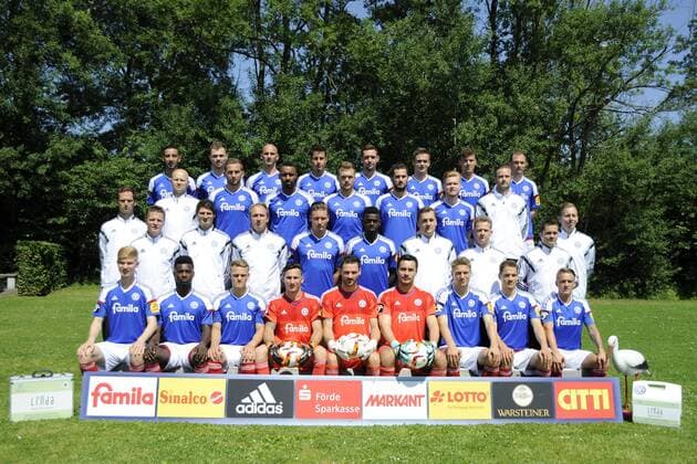 Kiel, 14. Juli 2015 Fußball, Saison 2015 2016, 3. Bundesliga, Offizieller Fototermin Holstein Kiel: Hintere Reihe v.l.: Milad Salem, Marlon Krause, Patrick Herrmann, Fabian Schnellhardt, Maik Kegel, Fabian Arndt, Tim Siedschlag, Patrick Kohlmann Zweite hintere Reihe v.l.: Physiotherapeut Florian Höhne, Marc Heider, Saliou Sane, Rafael Czichos, Dominik Schmidt, Louis Mandel, Physiotherapeut Tim Höper Zweite untere Reihe v.l.: Trainer Karsten Neitzel, Co Trainer Jan Sandmann, Betreuer Tim Petersen, Manuel Schäffler, Denis-Danso Weidlich, Mannschaftsarzt Dr. Eckardt Klostermeier, Mannschaftsarzt Dr. Martin Mrugalla, Physiotherapeut Sebastian Süß, Untere Reihe v.l.: Finn Wirlmann, Evanso Nyarko, Rene Guder, Niklas Jakusch, Kenneth Kronholm, Bernd Schipmann, Hauke Wahl, Manuel Hartmann, Manuel Janzer