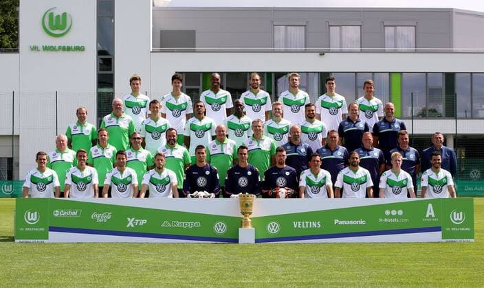 vordere 1. Reihe von links: Sebastian Jung, Max Kruse, Christian Traesch Träsch, Aaron Hunt, Torwart Koen Casteels, Torwart Diego Benaglio, Torwart Max Gruen Grün, Marcel Schaefer Schäfer, Ricardo Rodriguez, Kevin de Bruyne, Vieherinha zweite 2. Reihe von links: Mannschaftsarzt Dr. Guenter Günter Pfeiler, Mannschaftsarzt Dr. Gunter Wilhelm, Physiotherapeut Michele Putaro, Chiropraktor Alexander Steinbrenner, Masseur Joerg Jörg Drill, Masseur Manfred Kross Kroß, Torwarttrainer Andreas Hilfiker, Assistenztrainer Ton Lokhoff, Assistenztrainer Dirk Bremser, Cheftrainer Dieter Hecking, Geschaeftsfuehrer Geschäftsführer Klaus Allofs dritte 3. Reihe von links: Zeugwart Nils Scholz, Zeugwart Heribert Ruettger Rüttger, Ivan Perisic, Luiz Gustavo, Josuha Guilavogui, Andre Schuerrle Schürrle, Daniel Caligiuri, Reha- und Athletiktrainer Oliver Mutschler, Reha- und Athletiktrainer Felix Sunkel hintere 4. Reihe von links: Robin Knoche, Timm Klose, Naldo, Bas Dost, Nicklas Bendtner, Felipe Lopes, Paul Seguin Fußball Fussball Bundesliga Fototermin Mannschaftsbild Mannschaftsfoto Kader Porträttermin DFL 2015 2016 Saison 2015 2016 16.07.2015 VfL Wolfsburg Trainingsplatz am VfL-Center
