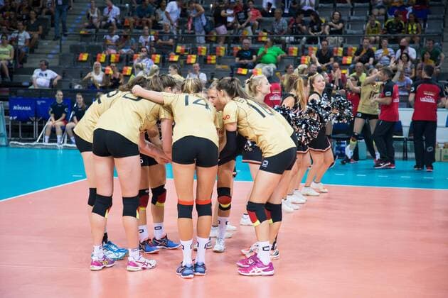 Stuttgart Motivieren im deutschen Team FIVB World Grand Prix 2015 in Stuttgart: Deutschland gegen Dominikanische Republik Volleyball, FIVB World Grand Prix, Laenderspiel, Nationalmannschaft, Schmetterlinge, Stuttgart, Porsche-Arena, Damen, Frauen, female, Deutschland, Dominikanische Republik, Serbien, Tuerkei, DVV, FIVB, Deutscher Volleyball Verband Copyright: Wuechner Eibner-Pressefoto EP_NWR