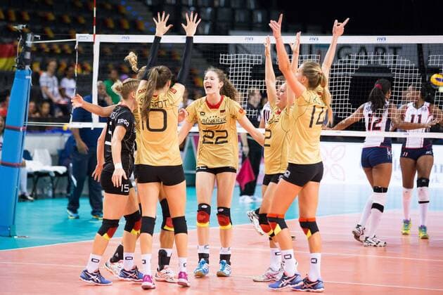 Stuttgart Jubel Marie Schoelzel 22 (Deutschland Germany) und das Team FIVB World Grand Prix 2015 in Stuttgart: Deutschland gegen Dominikanische Republik Volleyball, FIVB World Grand Prix, Laenderspiel, Nationalmannschaft, Schmetterlinge, Stuttgart, Porsche-Arena, Damen, Frauen, female, Deutschland, Dominikanische Republik, Serbien, Tuerkei, DVV, FIVB, Deutscher Volleyball Verband Copyright: Wuechner Eibner-Pressefoto EP_NWR