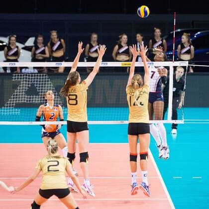 Stuttgart Angriff Maria Yvett Garcia De La Cruz 7 (Domenikanische Republik Domenican Republic), Block Wiebke Silge 18 (Deutschland Germany) und Margareta Kozuch 14 (Deutschland Germany) FIVB World Grand Prix 2015 in Stuttgart: Deutschland gegen Dominikanische Republik Volleyball, FIVB World Grand Prix, Laenderspiel, Nationalmannschaft, Schmetterlinge, Stuttgart, Porsche-Arena, Damen, Frauen, female, Deutschland, Dominikanische Republik, Serbien, Tuerkei, DVV, FIVB, Deutscher Volleyball Verband Copyright: Wuechner Eibner-Pressefoto EP_NWR