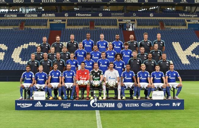 17.07.2015, Fussball, Saison 2015-2016, 1. Bundesliga, Porträttermin 2015 2016, FC Schalke 04, Mannschaftsfoto, Kader, , Vordere Reihe von links: Junior Caicara, Max Meyer, Kaan Ayhan, Marco Höger, Michael Gspurning, Ralf Fährmann, Fabian Giefer, Dennis Aogo, Johannes Geis, Maurice Multhaup, Matija Nastasic 2. Reihe von links: Athletik-Trainer Tobias Stock, Athletik-Trainer Ruwen Faller, Torwart-Trainer Simon Henzler, Julian Draxler, Klaas-Jan Huntelaar, Leon Goretzka, Leroy Sane, Co-Trainer Sven Hübscher, Co-Trainer Volkan Bulut, Chef-Trainer Andre Breitenreiter 3. Reihe von links: Teammanager Jan-Pieter Martens, Sportpsychologin Theresa Holst, Mannschaftsarzt Dr. Andreas Falarzik, Felix Platte, Sead Kolasinac, Benedikt Höwedes, Roman Neustädter, Zeugwart Holger Blumenstein, Zeugwart Enrico Heil 4. Reihe von links: Leiter Physiotherapie Thomas Kühn, Physiotherapeut Stuart Rickards, Physiotherapeut Holger Remmers, Joel Matip, Marvin Friedrich, Eric Maxim Choupo-Moting, Physiotherapeut Tim Hielscher, Reha-Trainer Daniel Behlau, Spiel- und Video-Analyst Tobias Hellwig