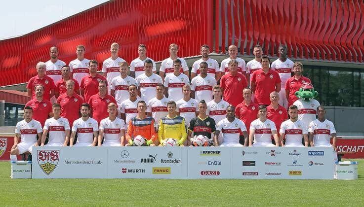 Stuttgart, Fußball 1. Bundesliga VfB Stuttgart Saison 2015 2016 Fototermin: 4. Reihe hinten v.l. Martin Harnik, Daniel Schwaab, Timo Baumgartl, Daniel Ginczek, Georg Niedermeier, Christian Gentner, Adam Hlousek, Vedad Ibisevic, Stephen Sama,. 3. Reihe v.l. Assistenz-Trainer Armin Reutershahn, Athletik-Trainer Dr. Christos Papadopoulos, Sportpsychologe Philipp Laux, Alexandru Maxim, Filip Kostic, Jan Kliment, Daniel Didavi, Therapeut Gerhard Wörn, Therapeut Manuel Roth, Therapeut Matthias Hahn. 2. Reihe v.l. Cheftrainer Alexander Zorniger, Assistenz-Trainer Andre Trulsen, Torwart-Trainer Andreas Menger, Jerome Kiesewetter, Philip Heise, Florian Klein, Timo Werner, Teammanager Günther Schäfer, Zeugwart Michael Meusch, Maskottchen Fritzle. 1. Reihe v.l. Arianit Ferati, Marvin Wanitzek, Lukas Rupp, Mart Ristl, Przemyslaw Tyton, Mitchell Langerak, Odisseas Vlachodimos, Serey Die, Emiliano Insua, Kevin Stöger, Carlos Gruezo.