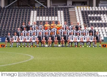 Aktuell Fußball, Heracles Almelo Porträttermin (BL-R) fysiotherapeut Lennard Groce, persvoorlichter Edwin van Lenthe, Bas Sibum, Gino Bosz, Michael Brouwer, Bram Castro, Renze Fij, Robin Gosens, fysiotherapeut Emiel Bolscher (ML-R) teammanager Herman Tiesselink, Mark-Jan Fledderus, Dario Vujicevic, Fahd Aktaou, Rick Hemmink, Mike te Wierik, Wout Weghorst, Paul Gladon, Ramon Zomer, Coen Gortemaker, Peter van Ooijen, Tim Breukers, keeperstrainer Brian van Loo (FL-R) fysiek trainer en voedingsdeskundige Richard van Beek, Menno Heerkes, Iliass Bel Hassani, Brahim Darri, Peter Reekers, assistent trainer Rene Kolmschot of Heracles Almelo,Coach John Stegeman of Heracles Almelo, assistent trainer Hendrie Krüzen of Heracles Almelo, keeperstrainer Brian van Loo, Joonas Vanhanen, Thomas Bruns. Oussama Tannane, Joey Pelupessy, fysiotherapeut Niki Leferink during the team presentation of Heracles on July 20, 2015 at the Polman stadium in Almelo, The Netherlands Photocall Heracles Almelo Dutch Eredivisie 2015 2016 xVIxxIVx 4118315