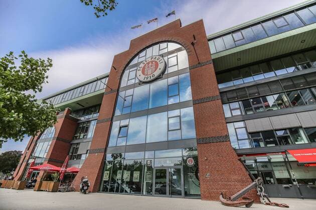 Fußball, Stadiongeschichte FC St. Pauli Aktuell Fußball, 2. BL, FC St. Pauli, Regenbogenfahne auf dem Millerntorstadion Deutschland,Hamburg, Millerntorstadion, Fussball, 2. Bundesliga, Saison 2015 2016, FC St.Pauli , Aussenansicht der Geschäftsstelle, Fahnen der Kiezhelden, des FC St.Pauli und Regenbogen auf dem Dach der Geschäftsstelle