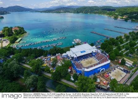 31.07.2015, Strandbad, Klagenfurt, AUT, A1 Beachvolleyball EM 2015, im Bild Uebersciht auf die Beach Volleball Arena in Klagenfurt aus der Vogelperspektive, Aufgenommen mit einer Drohne, Luftbild Overview on the Beach volleyball Beachvolleyball arena in Klagenfurt bird s-eye view, taken with a drone, Aerial view during the A1 Beachvolleyball European Championship EM Europameisterschaft at the Strandbad Klagenfurt, Austria on 2015 07 31. EX_STE