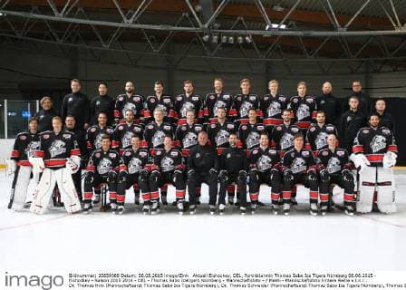 Aktuell Eishockey, DEL, Porträttermin Thomas Sabo Ice Tigers Nürnberg 06.08.2015 - Eishockey - Saison 2015 2016 - DEL - Thomas Sabo Icetigers Nürnberg - Mannschaftsfoto - MaWi - Mannschaftsfoto hintere Reihe v.l.n.r.: Dr. Thomas Hirn (Mannschaftsarzt Thomas Sabo Ice Tigers Nürnberg), Dr. Thomas Schneider (Mannschaftsarzt Thomas Sabo Ice Tigers Nürnberg), Thomas Schinko (Physiotherapeut Thomas Sabo Ice Tigers Nürnberg), Kyle Klubertanz (49, Thomas Sabo Ice Tigers Nürnberg), Marco Pfleger (47, Thomas Sabo Ice Tigers Nürnberg), Patrick Buzas (21, Thomas Sabo Ice Tigers Nürnberg), Casey Borer (5, Thomas Sabo Ice Tigers Nürnberg), Marcus Weber (24, Thomas Sabo Ice Tigers Nürnberg), Andreas Schwarz (25, Thomas Sabo Ice Tigers Nürnberg), Christoph Kabitzky (50, Thomas Sabo Ice Tigers Nürnberg), Eckart Acker (Athletik-Trainer Thomas Sabo Ice Tigers Nürnberg), Florian Meier (Equipment Manager Thomas Sabo Ice Tigers Nürnberg) mittlere Reihe v.l.n.r.: Konstantin Kessler (1, Thomas Sabo Ice Tigers Nürnberg), Andre Dietzsch (Torwart-Trainer Thomas Sabo Ice Tigers Nürnberg), Derek Joslin (22, Thomas Sabo Ice Tigers Nürnberg), Marius Möchel Moechel (77, Thomas Sabo Ice Tigers Nürnberg), Alexander Oblinger (14, Thomas Sabo Ice Tigers Nürnberg), David Printz (55, Thomas Sabo Ice Tigers Nürnberg), David Steckel (39, Thomas Sabo Ice Tigers Nürnberg), Kurtis Foster (6, Thomas Sabo Ice Tigers Nürnberg), Marc El-Sayed (91, Thomas Sabo Ice Tigers Nürnberg), Marco Nowak (8, Thomas Sabo Ice Tigers Nürnberg), Patrick Billinger (Equipment Manager Thomas Sabo Ice Tigers Nürnberg), Ralf Neiß (Equipment Manager Thomas Sabo Ice Tigers Nürnberg) vordere Reihe v.l.n.r.: Andreas Jenike (29, Thomas Sabo Ice Tigers Nürnberg), Yasin Ehliz (42, Thomas Sabo Ice Tigers Nürnberg), Patrick Reimer (17, Thomas Sabo Ice Tigers Nürnberg), Colin Fraser (46, Thomas Sabo Ice Tigers Nürnberg ), Rob Wilson (Trainer Thomas Sabo Ice Tigers Nürnberg), Martin Jiranek (Co-Trainer Thomas Sabo Ice Tigers Nürnberg), Brandon Segal (26, Thomas Sabo Ice Tigers Nürnberg), Leo Pföderl Pfoederl (93, Thomas Sabo Ice Tigers Nürnberg), Steven Reinprecht (28, Thomas Sabo Ice Tigers Nürnberg), Jochen Reimer (32, Thomas Sabo Ice Tigers Nürnberg)