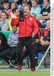 Deutschland, Kiel , Holstein Stadion, Fussball, 3.Liga, 1. Bundesliga, DFB Pokal , Runde 1 , Saison 2015 2016 , KSV Holstein Kiel - VFB Stuttgart, Sportdirektor Robin Dutt , Trainer Alexander Zorniger (Stuttgart) ist zornig