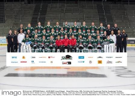 Aktuell Eishockey, DEL, Porträttermin Augsburger Panther Augsburger Panther, Teamfoto 2015: Hinten von links: Athletiktrainer Sven Herzog, Josef Lala, Korbinian Schütz, Hans Detsch, Alexander Thiel, Thomas Holzmann, Daniel Weiß, Patrick Kurz, Drew LeBlanc, Matt MacKay, Mentaltrainer Ulf Wallisch, Sportwissenschaftler Harry Swatosch; Mitte von links: Physio Robert Paclik, Physio Thomas Weindl, Mannschaftsarzt Dr. Jens-Ulrich Otto, Betreuer Volker Reinhardt, Jon Matsumoto, Evan Oberg, Bretton Stamler, Marc Mancari, Fabian Voit, James Bettauer, Derek Dinger, T.J. Trevelyan, Betreuer Marco Nachrichter, Mannschaftsarzt Dr. Karsten Bogner, Physio Stefan Hinz, Physio Sebastian Walter; Vorne von links: Jeff Deslauriers, Arvids Rekis, Aleksander Polaczek, Steffen Tölzer, Sportmanager Duanne Moeser, Cheftrainer Mike Stewart, Assistenztrainer Björn Kinding, Brady Lamb, Ivan Ciernik, Adrian Grygiel, Ben Meisner, Augsburger Panther, Media-Day 2015,