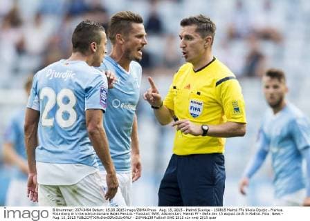 Aug. 15, 2015 - Malmö Sverige - 150815 Malmö FFs Nikola Djurjic - Markus Rosenberg är irriterade pa domare Bojan Pandzic - Fussball, SWE, Allsvenskan: Malmö FF - Gefle den 15 august 2015 in Malmö..Foto: News - Aug. 15, 2015 - ZUMAb138