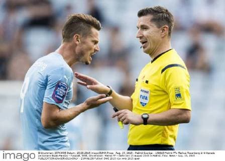Aug. 15, 2015 - Malmö Sverige - 150815 Malmö FFs Markus Rosenberg är irriterade pa domare Bojan Pandzic - Fussball, SWE, Allsvenskan: Malmö FF - Gefle den 15 august 2015 in Malmö..Foto: News - Aug. 15, 2015 - ZUMAb138