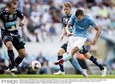 Aug. 15, 2015 - Malmö Sverige - 150815 Malmö FFs Nikola Djurjic testar skott framför Gefles Jens Portin - Fussball, SWE, Allsvenskan: Malmö FF - Gefle den 15 august 2015 in Malmö..Foto: News - Aug. 15, 2015 - ZUMAb138