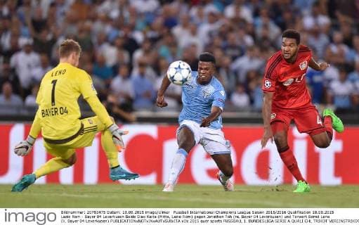 Fussball International Champions League Saison 2015 2016 Qualifikation 18.08.2015 Lazio Rom - Bayer 04 Leverkusen Balde Diao Keita (Mitte, Lazio Rom) gegen Jonathan Tah (re, Bayer 04 Leverkusen) und Torwart Bernd Leno (li, Bayer 04 Leverkusen)