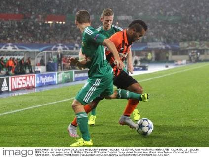 SOCCER - CL play off, Rapid vs Shakhtar VIENNA,AUSTRIA,19.AUG.15 - SOCCER - UEFA Champions League, play off, SK Rapid Wien vs FC Shakhtar Donetsk. Image shows Stephan Auer (Rapid) Alex Teixeira (Donetsk) and Florian Kainz (Rapid). Keywords: Wien Energie. GEPAxpictures xChristianxOrt